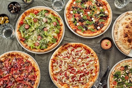 enssemble-de-pizza-table-verre-olives-couverts