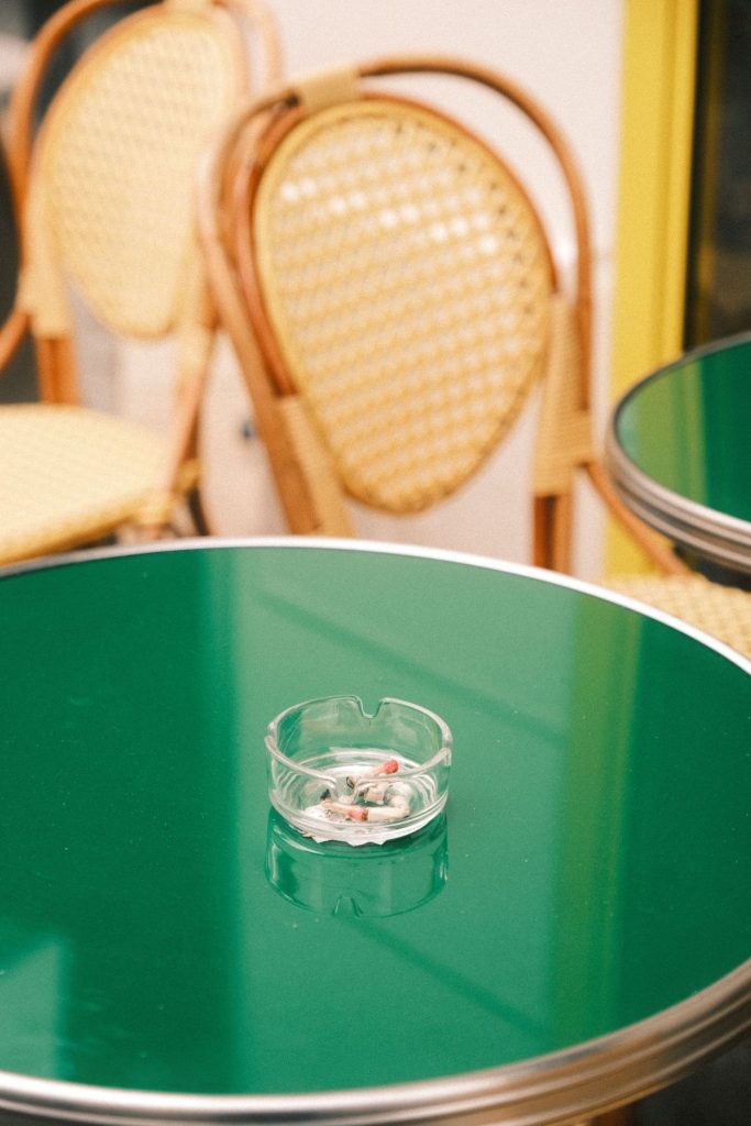 Fumer en terrasse : non, ce n&rsquo;est pas interdit (sauf dans 4 cas)