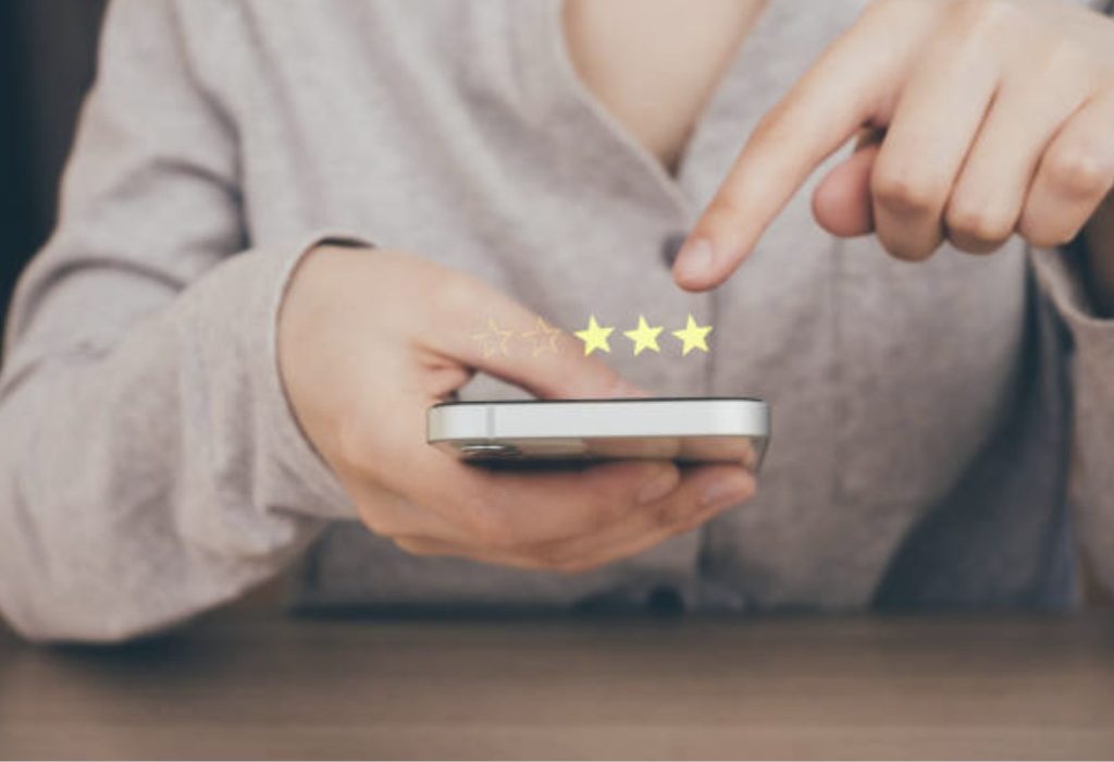 Client qui laisse un avis Google négatif de trois étoiles depuis son téléphone