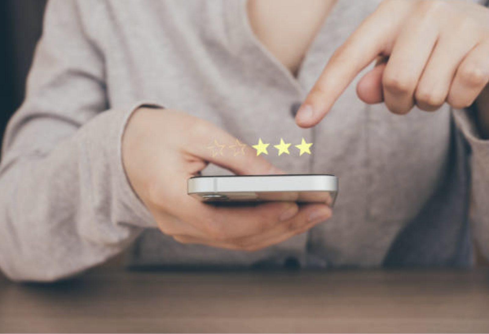 Avis Google negatif : client qui laisse une note de trois etoiles depuis son telephone