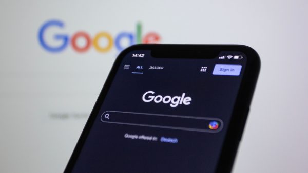 Page de recherche Google ouverte sur un smartphone en mode sombre