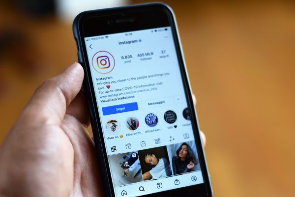 Page de recherche Google ouverte sur un smartphone en mode sombre