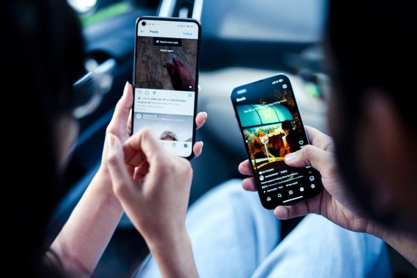 Écran de smartphone affichant un dossier Réseaux sociaux avec les icônes Instagram, Pinterest, Twitter et LinkedIn